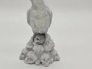 Corbeau en Aqua Résine Surplombant des Crânes – Décoration Halloween