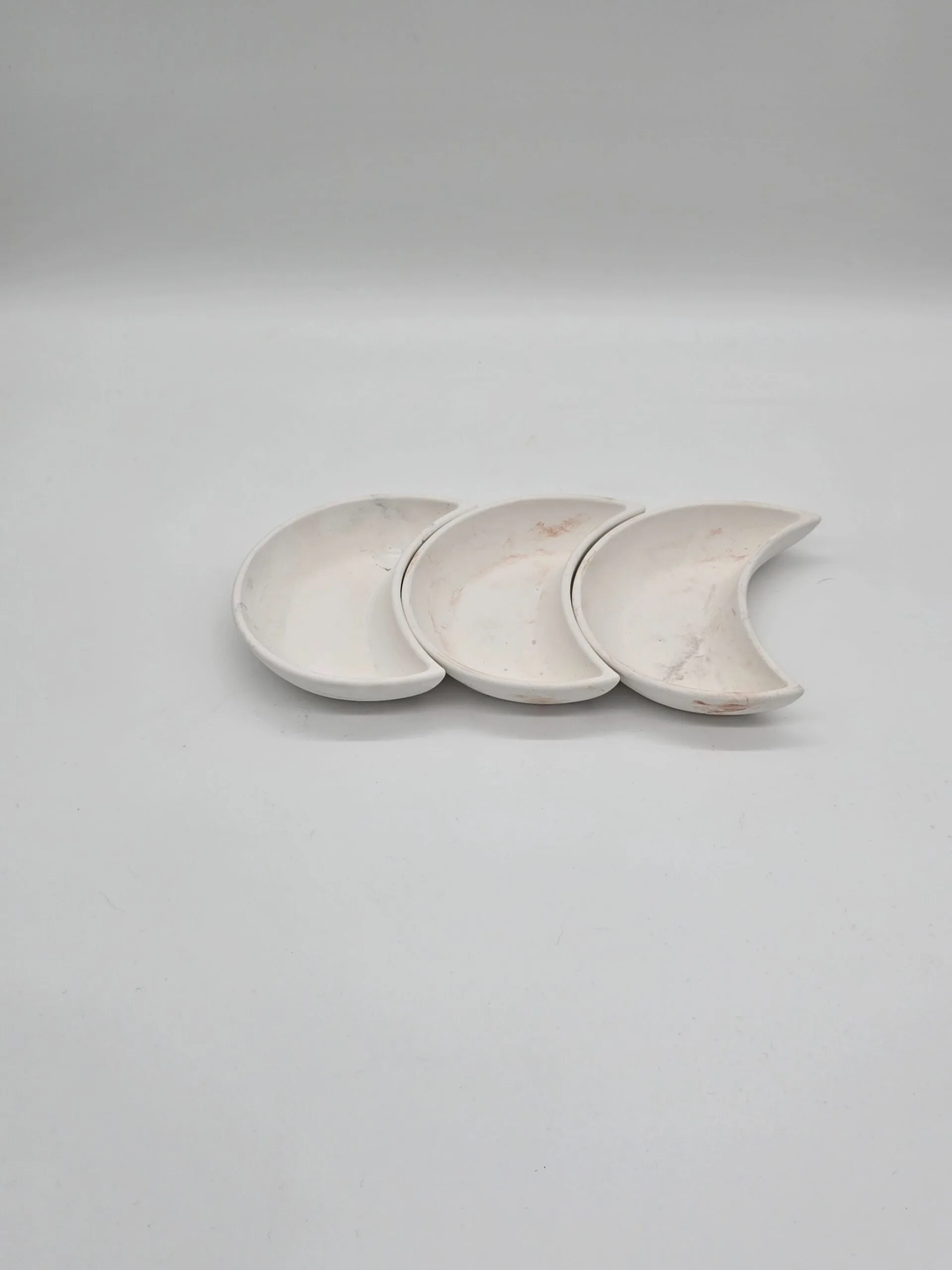 Plateau Apéro Trio en Forme de Lune - Élégance et Praticité - Image 3