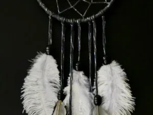 Attrape-rêves gris anthracite avec plumes d’autruche et fil d’argent