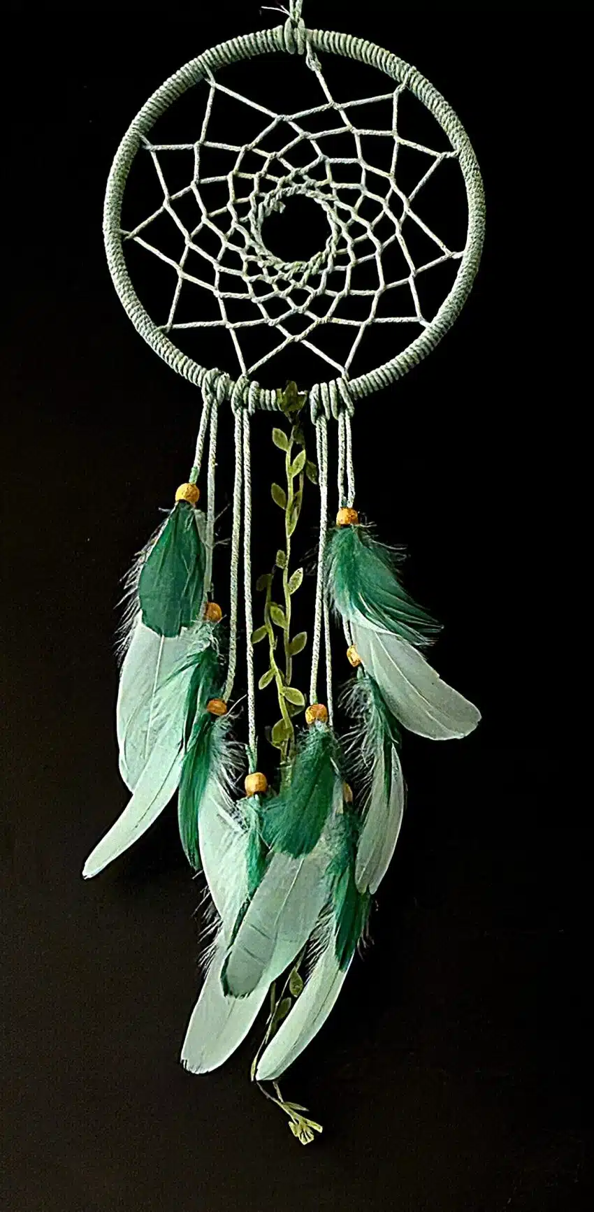 Attrape-rêves vert pastel avec plumes et perles en bois