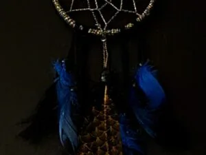 Attrape-Rêves Nuit Étoilée – Plumes Noires et Perles en Bois