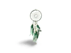 Attrape-rêves vert pastel avec plumes et perles en bois