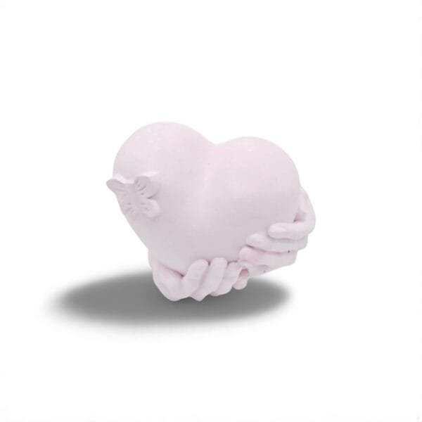 Sculpture en Aqua Résine – Deux Mains Tenant un Cœur – Symbole d’Amour et de Protection