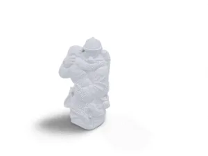 Hommage aux héros – Sculpture en aqua résine d’un pompier sauvant un enfant