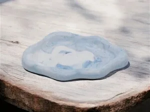 Plateau en aqua résine en forme de nuage – Élégance et douceur pour votre intérieur