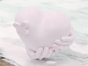 Sculpture en Aqua Résine – Deux Mains Tenant un Cœur – Symbole d’Amour et de Protection