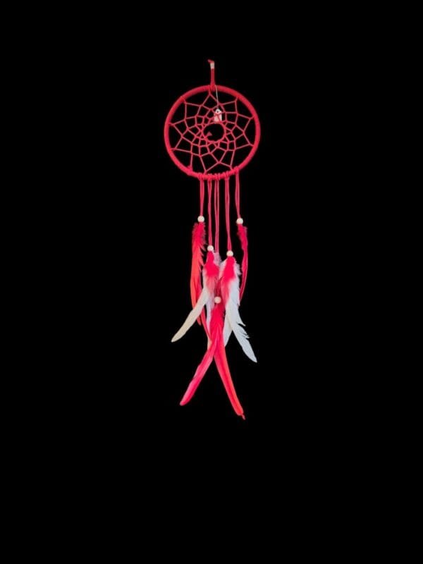 ✨ Attrape-rêves rouge – Élégance et protection en plumes de faisan et d’autruche