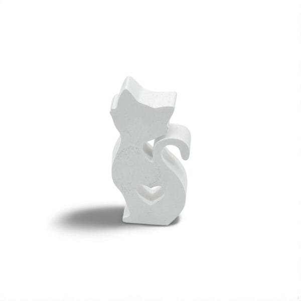 Sculpture en aqua résine – Chat avec cœur, symbole d’amour et de tendresse